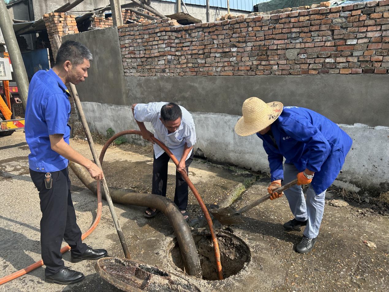 清理沉淀池大侠”出击！让您的池水重现青春活力，告别“岁月沉淀”的尴尬